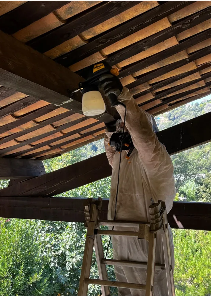 Application au pistolet d'un revêtement de toiture — KLS Rénovation, couvreur dans les Alpes-Maritimes (06)