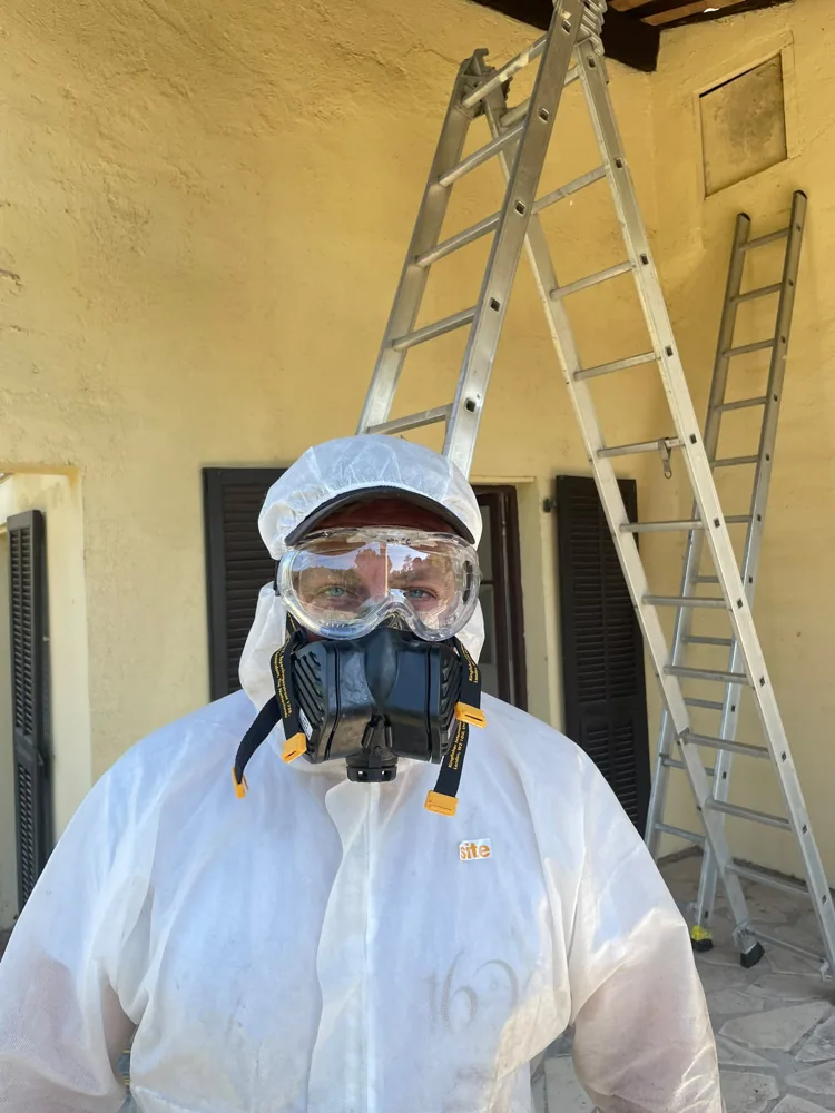 Couvreur équipé (EPI) sur un chantier — KLS Rénovation, couvreur dans les Alpes-Maritimes (06)