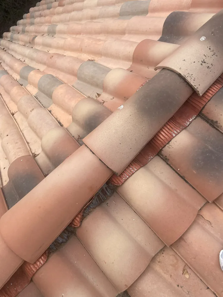 Faîtage en tuiles canal avec closoir ventilé — KLS Rénovation, couvreur dans les Alpes-Maritimes (06)