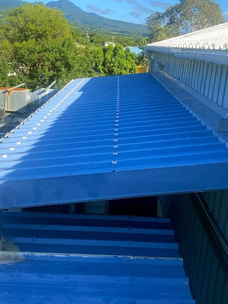 Toiture métallique en Cool Roof — KLS Rénovation, couvreur dans les Alpes-Maritimes (06)