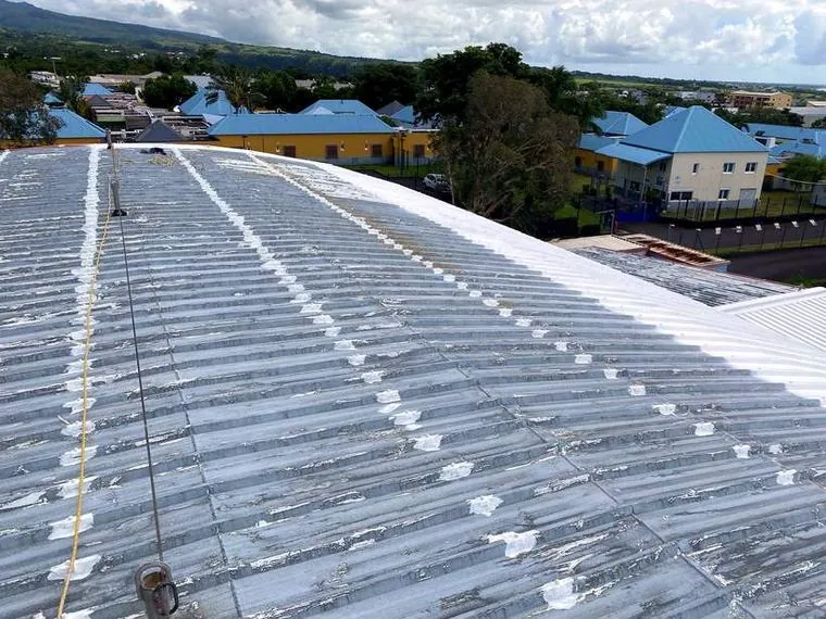 Grande toiture passée en Cool Roof — KLS Rénovation, couvreur dans les Alpes-Maritimes (06)