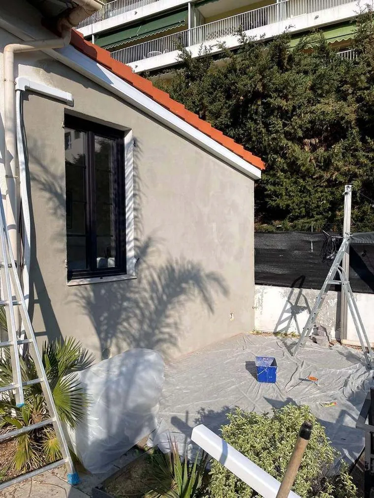 Ravalement de façade en cours — KLS Rénovation, couvreur dans les Alpes-Maritimes (06)