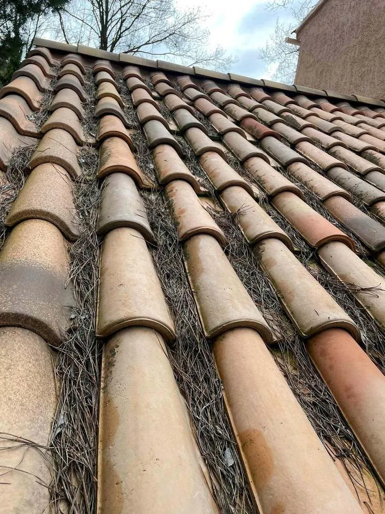 Toiture en tuiles — avant nettoyage — KLS Rénovation, couvreur dans les Alpes-Maritimes (06)