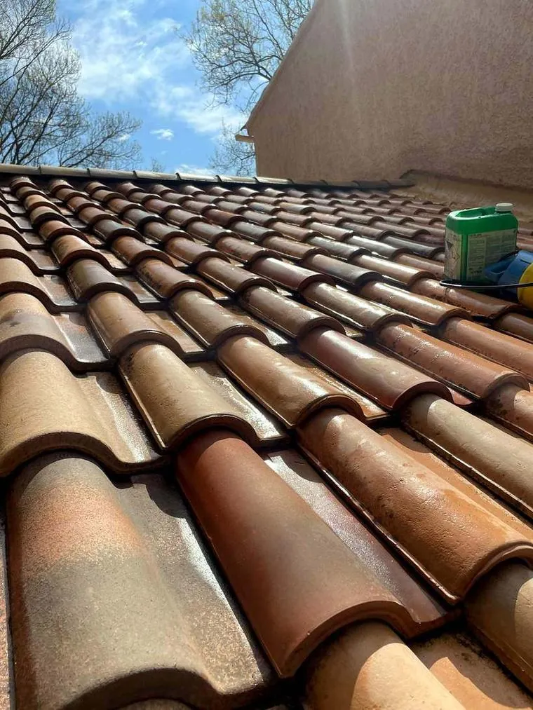 Toiture en tuiles — après nettoyage — KLS Rénovation, couvreur dans les Alpes-Maritimes (06)