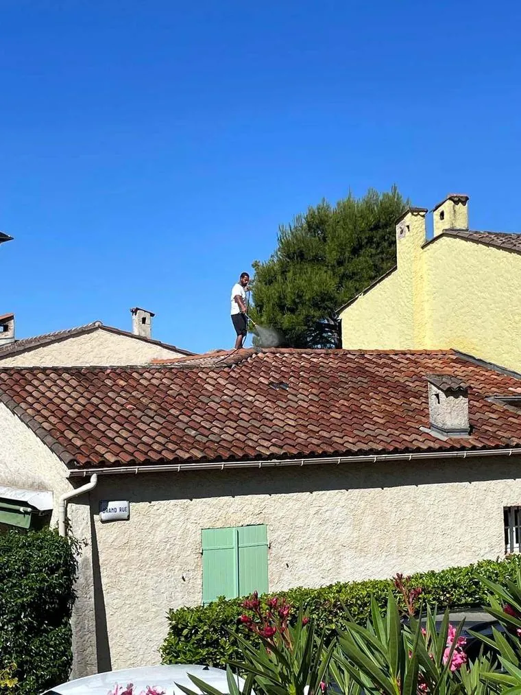 Nettoyage de toiture en action — KLS Rénovation, couvreur dans les Alpes-Maritimes (06)