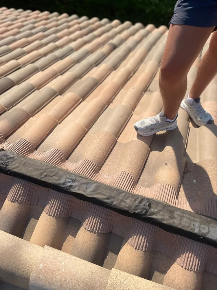 Pose d'un closoir de faîtage ventilé — KLS Rénovation, couvreur dans les Alpes-Maritimes (06)